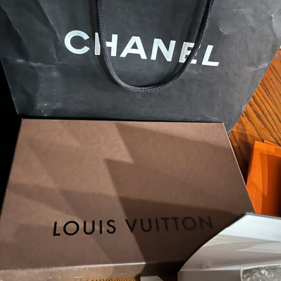 HERMES CHANEL LOUIS VUITTON Bags Boxes Camillas Ribbon  - Luxury Designer Decor - Picture 5 of 8